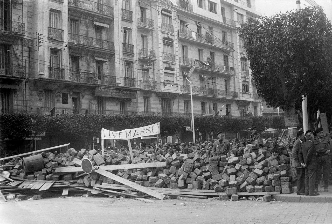 Barricata anti indipendenza ad Algeri 