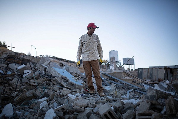 Eid al-Hathaleen si erge in cima alle macerie della sua casa dopo che è stata demolita dall'amministrazione civile israeliana, Umm al-Khair, Cisgiordania occupata 07/07/24 (Emily Glick).